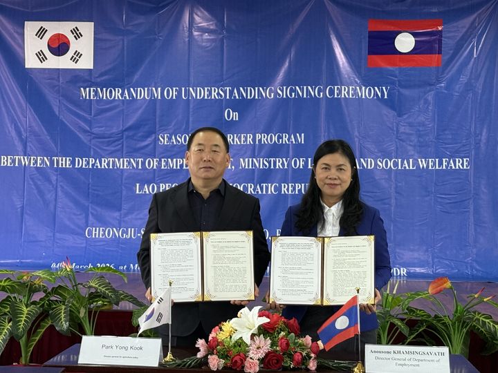 [청주=뉴시스] 왼쪽부터 박용국 청주시 농업정책국장, 아누선 캄싱사왓 라오스 노동사회복지부 국장. (사진=청주시 제공) photo@newsis.com *재판매 및 DB 금지