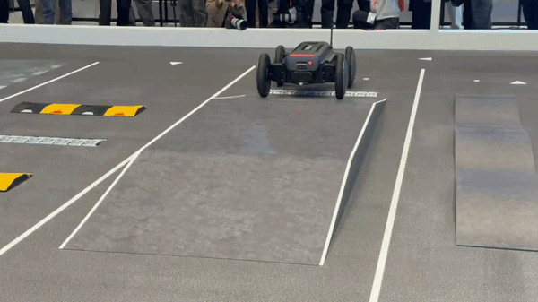 [서울=뉴시스] 김민성 기자 = 4일 서울 강남구 코엑스에서 열린 2026 스마트공장·자동화산업전에서 현대자동차그룹 로보틱스랩의 소형 모빌리티 플랫폼 '모베드(MobED)'의 시연이 진행되고 있다. 2026.03.04. kms@newsis.com. *재판매 및 DB 금지