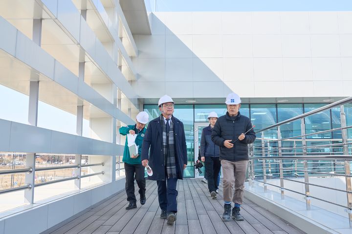 [천안=뉴시스] 코리아풋볼파크 현장을 살펴보는 (왼쪽)김석필 천안시장 권한대행.(사진=천안시).2026.03.04.photo@newsis.com. *재판매 및 DB 금지