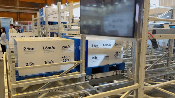 [서울=뉴시스] 김민성 기자 = 4일 서울 강남구 코엑스에서 열린 2026 스마트공장·자동화산업전에서 현대글로비스의 '팔레트 셔틀'이 작동하고 있다. 2026.03.04. kms@newsis.com. *재판매 및 DB 금지