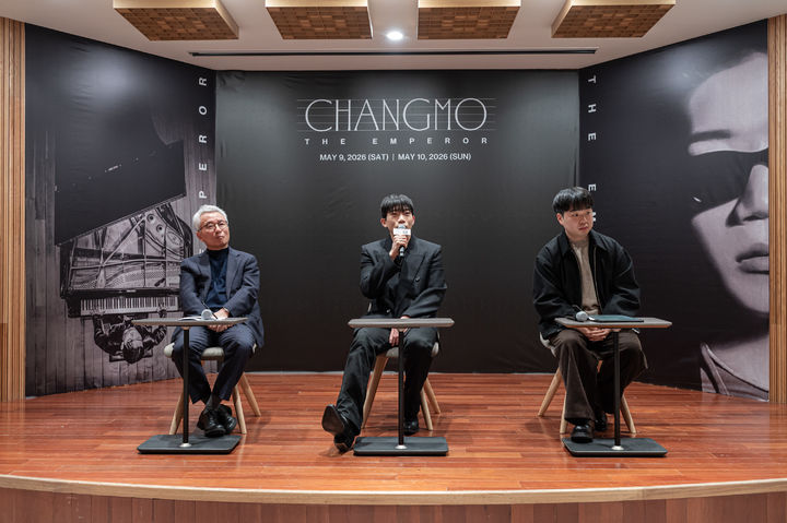 [서울=뉴시스] 4일 서울 종로구 세종문화회관 서클홀에서 2026 세종 콘서트시리즈Ⅰ '창모: 더 엠퍼러'(CHANGMO: THE EMPEROR) 기자간담회가 열렸다. 왼쪽부터 안호상 세종문화회관 사장, 래퍼 창모, 이광일 음악감독 (사진=세종문화회관 제공) 2026.03.04. photo@newsis.com *재판매 및 DB 금지