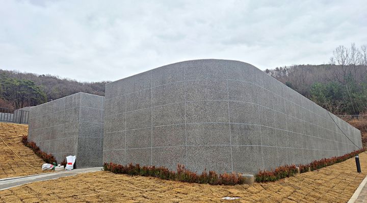 [화성=뉴시스] 함백산추모공원에 조성된 봉안담 모습. (사진=화성도시공사 제공) 2026.03.04. photo@newsis.com *재판매 및 DB 금지