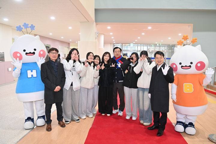 한홀중 입학식에 참석한 이현재 하남시장이 학생들과 기념촬영을 하고 있다. (사진=하남시 제공) photo@newsis.com *재판매 및 DB 금지