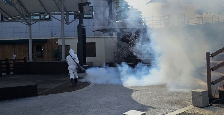 [밀양=뉴시스] 밀양시가 해천야외공연장 일원에서 유충구제 방역 작업을 하고 있다. (사진= 밀양시 제공) 2026.03.04. photo@newsis.com *재판매 및 DB 금지