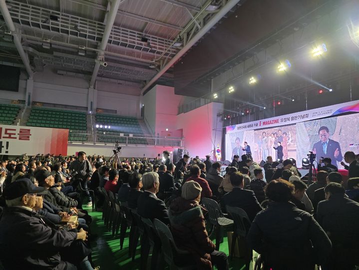 [인천=뉴시스] 전예준 기자 = 유정복 인천시장이 4일 인천 연수구 선학체육관에서 자서전 출판기념회를 열고 시민들을 향해 책 소개를 하고 있다. 2026.03.04. kok@newsis.com *재판매 및 DB 금지