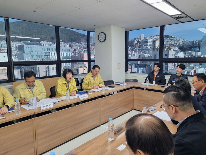 [서울=뉴시스] 해양수산부는 4일 미국과 이스라엘의 이란 공습에 따른 중동 사태와 관련, 전국해운노동조합협의회와 전국해상선원노동조합연맹과 간담회를 열고 선원 안전 대책에 대해 논의했다. (사진=해수부 제공) 2026.03.04. photo@newsis.com *재판매 및 DB 금지