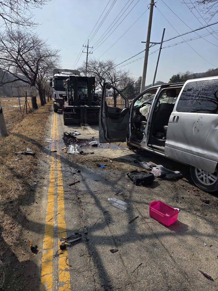 [천안=뉴시스] 4일 낮 12시 2분께 충남 천안시 동남구 북면 매송리의 한 도로에서 승합차가 앞 차량을 추월한 후 가로수를 들이받아 70대 운전자가 숨졌다.(사진=천안동남소방서 제공) 2026.03.04. photo@newsis.com *재판매 및 DB 금지