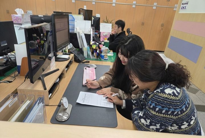 [밀양=뉴시스] 민원지적과 직원이 민원 방문인에게 토지합병 사전컨설팅제를 안내하고 있다. (사진=밀양시 제공) 2026.03.04. photo@newsis.com *재판매 및 DB 금지