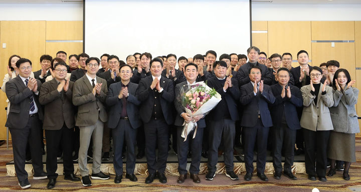 지난 3일 강원랜드호텔에서 최철규 대표이사직무대행과 주요 보직 간부들이 모인 가운데 상호 간 그동안의 노력을 격려하고 작별의 인사를 나누는 시간을 갖고 있다.(사진=강원랜드 제공) *재판매 및 DB 금지