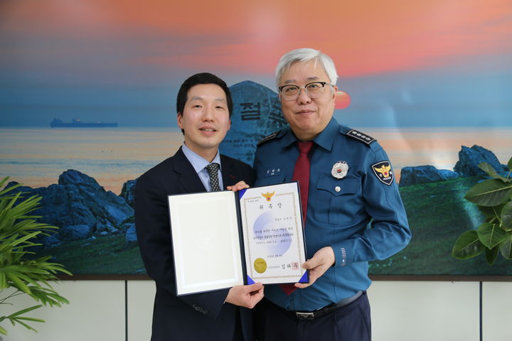 [울산=뉴시스] 울산 울주경찰서가 4일 '수사민원 상담센터' 전담 변호사로 법무법인 소울 울산분사무소 유리안 변호사를 위촉한 뒤 기념촬영을 하고 있다. (사진=법무법인 소울 제공) 2026.03.04. photo@newsis.com *재판매 및 DB 금지