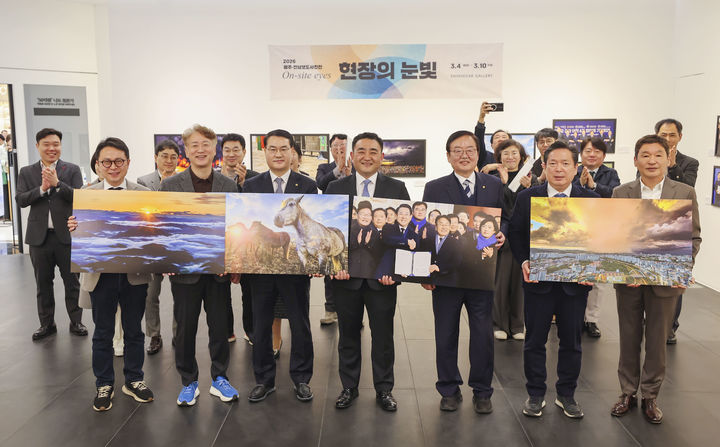 [광주=뉴시스] 광주·전남사진기자회가 4일 오전 광주 서구 광주신세계백화점 1층 갤러리에서 '2026 광주·전남 보도사진전' 개막식을 열고 있다. (사진 = 광주·전남사진기자회 제공) 2026.03.04. photo@newsis.com *재판매 및 DB 금지