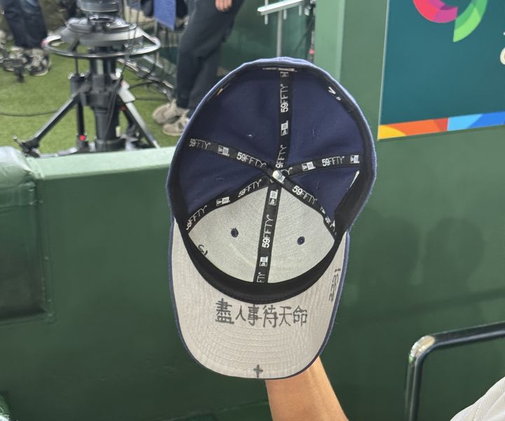[도쿄=뉴시스] 문채현 기자 = 2026 월드베이스볼클래식(WBC)에 출전하는 정우주가 모자에 새긴 '진인사대천명' 글귀를 취재진들에게 보여주고 있다. 2026.03.04. dal@newsis.com *재판매 및 DB 금지