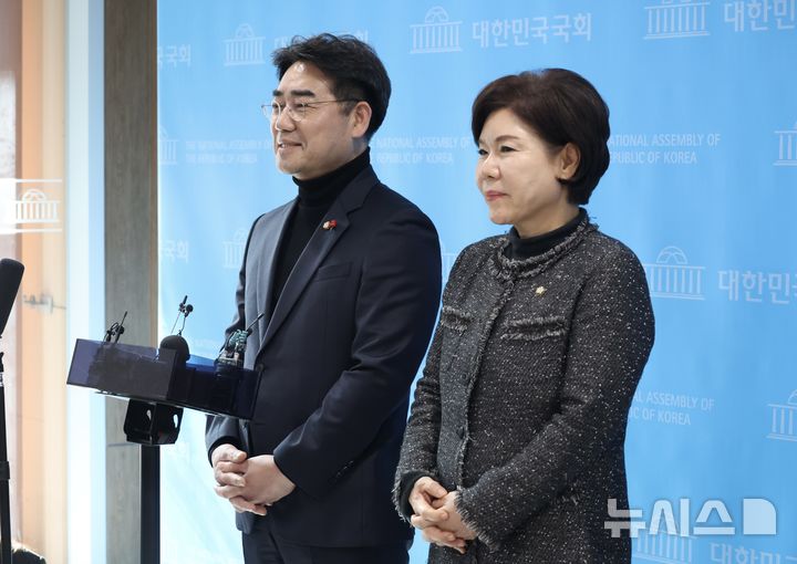 [서울=뉴시스] 조성봉 기자 = 국민의힘 소장파 모임 '대안과 미래' 간사인 이성권 의원과 조은희 의원이 지난달 4일 오후 서울 여의도 국회 소통관에서 장동혁 대표, 송언석 원내대표 면담 결과를 브리핑 하고 있다. 2026.03.04. suncho21@newsis.com