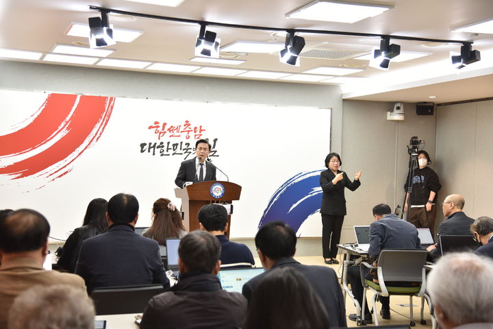 [홍성=뉴시스] 유효상 기자 = 김태흠 충남지사가 4일 도청 브리핑룸에서 기자회견을 갖고 전날 열린 2월 임시국회에서 충남대전통합특별시 법안이 무산된 데 대한 더불어민주당의 비판에 대해 조목조목 반박하고 있다. 2026.03.04 yreporter@newsis.com 