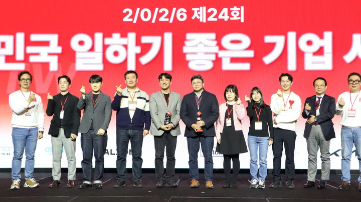 [서울=뉴시스] 기아가 지난달 25일 서울 여의도 콘래드 호텔에서 열린 GPTW 경영 혁신 컨퍼런스에서 '대한민국 일하기 좋은 100대 기업'으로 선정됐다. 사진은 이날 기아 피플앤컬처팀의 이준길 팀장(왼쪽 다섯번째)과 경영지원1실의 박영재 실장(왼쪽 여섯번째)이 GPTW 경영 혁신 컨퍼런스 수상자들과 기념촬영을 하고 있는 모습. (사진=기아 제공) 2026.03.04 photo@newsis.com *재판매 및 DB 금지