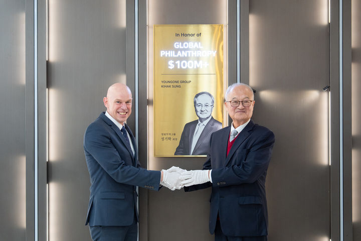 3월 3일 월드비전 서울 여의도 본부에서 영원무역그룹 성기학 회장(우)과 월드비전 앤드류 몰리(Andrew Morley) 국제총재(좌)가 ‘글로벌 필란트로피월’ 제막식을 하고 있다. *재판매 및 DB 금지