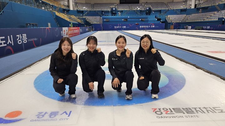 [강릉=뉴시스] 재정비한 강릉시청 컬링팀 하승연 김혜린 김초희 김선영 선수가(왼쪽부터) 강릉시 컬링센터에서 기념사진을 촬영하고 있다.(사진=강릉시 제공)photo@newsis.com&nbsp; *재판매 및 DB 금지