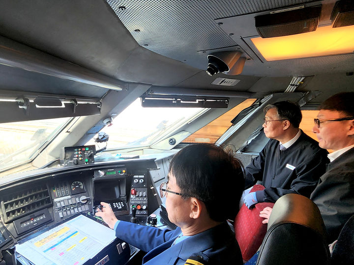 [서울=뉴시스]김태승 코레일 사장이 4일 대전역에서 수서역으로 향하는 KTX 326 열차에 탑승해 운전실 점검을 실시하고 있다. 2026.03.04. (사진=코레일 제공) photo@newsis.com *재판매 및 DB 금지