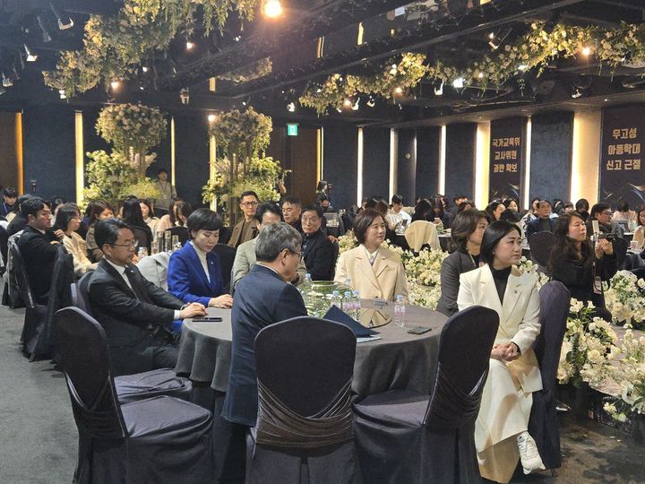 [서울=뉴시스]교사노동조합연맹(교사노조) 제4대 집행부 공식 출범 및 비전 선포식에 참석한 여야 의원들. (사진 = 교사노조) 2026.03.04. photo@newsis.com *재판매 및 DB 금지