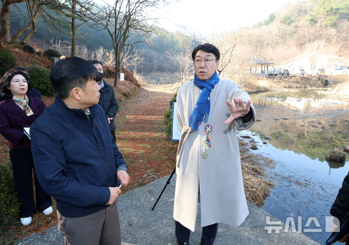 [전주=뉴시스]윤난슬 기자 = 우범기 전주시장은 4일 아중호수를 찾아 두꺼비 서식지 훼손 우려를 점검하고, 아중호수도서관 이용객 편의를 위해 추진하던 임시주차장 조성 계획을 전면 보류할 것을 지시했다. (사진=전주시 제공) 2026.03.04. photo@newsis.com