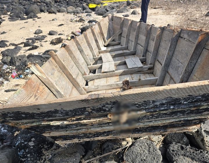 [제주=뉴시스] 4일 오전 제주 우도에서 발견된 정체불명 목선. (사진=제주경찰청 제공) 2026.03.04. photo@newsis.com *재판매 및 DB 금지