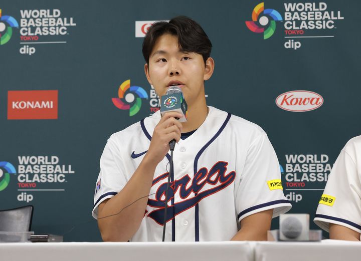 [서울=뉴시스] 2026 월드베이스볼클래식(WBC)에 나서는 소형준이 4일 일본 도쿄돔에서 열린 대회 공식 기자회견에서 체코전 선발 투수로 나서는 각오를 전하고 있다. (사진=요미우리 신문사 제공) 2026.03.04.