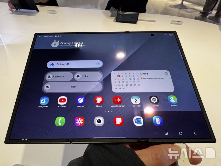 [바르셀로나(스페인)=뉴시스]MWC 2026 행사장에 전시된 삼성전자의 첫 2번 접는 폴더블폰 '갤럭시 Z 트라이폴드'의 모습. (사진=심지혜 기자)