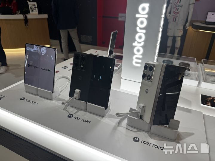 [바르셀로나(스페인)=뉴시스]MWC 2026 행사장에 전시된 모토로라의 첫 폴드형 폴더블폰 '레이저 폴드'의 모습. (사진=심지혜 기자)