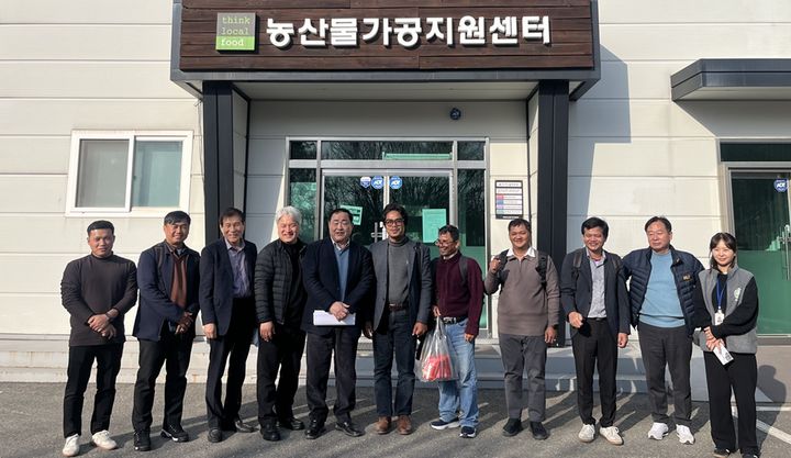 [서울=뉴시스] 덕성여대와 바탐방국립대 교수진 및 관계자들이 양평 농산물가공지원센터에서 탐방 기념 촬영을 하고 있다. (사진=덕성여대 제공) 2026.03.04. photo@newsis.com *재판매 및 DB 금지