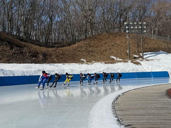 [서울=뉴시스] 스피드스케이팅을 통해 교류하는 한중일 청소년들. (사진=대한체육회 제공). 2026.03.04. *재판매 및 DB 금지