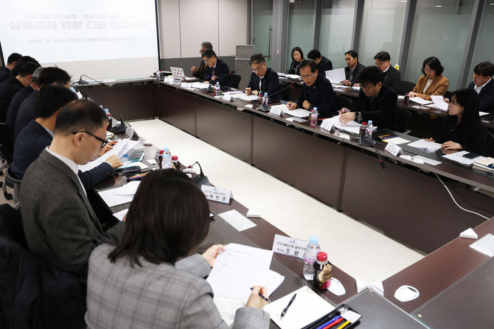 4일 충북연구원에서 이복원 충북도 경제부지사 주재로 중동사태 관련 실물경제 영향 긴급 점검회의가 열리고 있다. (사진=충북도 제공) *재판매 및 DB 금지