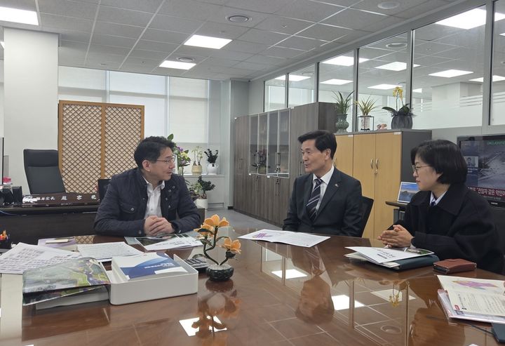 [밀양=뉴시스] 안병구 시장이 기획예산처 조영범 예산실장에게 푸드테크 연구지원센터, 나노산단 공공폐수처리시설 등 주요현안 사업을 설명하고 있다. (사진=밀양시 제공) 2026.03.04. photo@newsis.com *재판매 및 DB 금지