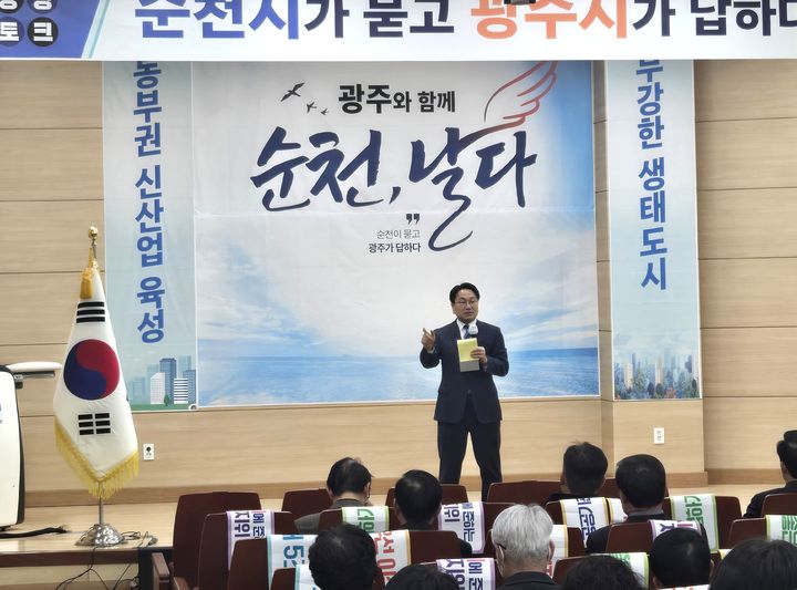 [순천=뉴시스] 김석훈 기자 = 강기정 광주시장이 4일 순천대학교 파루홀에서 전남동부권 기업인들과 상생토크 하고 있다 2026.03.04. kim@newsis.com *재판매 및 DB 금지