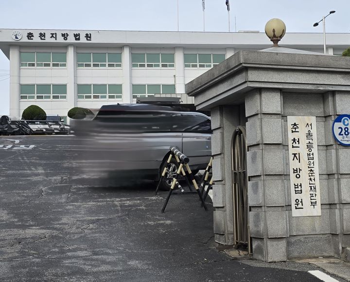 [춘천=뉴시스] 4일 서울고법 춘천재판부 형사1부(이은혜 부장판사) 심리로 열린 교육자치법 위반 및 사전뇌물수수 혐의 사건 두 번째 공판에서 재판부는 오는 4월 8일 증인 신문 진행, 5월 7일 피고인 신문을 끝으로 변론을 종결하기로 했다.&nbsp; *재판매 및 DB 금지