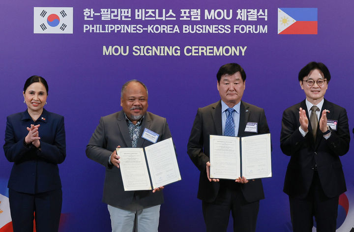 한국광해광업공단이 4일 오전 필리핀 마닐라에서 광산지구과학청(MGB, 청장 마이클 카발다)과'한-필리핀 핵심광물 및 광물자원산업 전주기 협력'을 위한 업무협약(MOU)을 체결하고 있다.(사진=광해광업공단 제공) *재판매 및 DB 금지