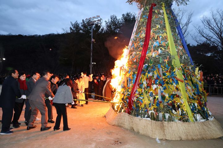 [대구=뉴시스] 대구 달서구는 월광수변공원에서 개최한 '제19회 달배달맞이축제'를 구민들의 뜨거운 참여 속에 성황리에 마무리했다. (사진=대구 달서구 제공) 2026.03.04. photo@newsis.com *재판매 및 DB 금지