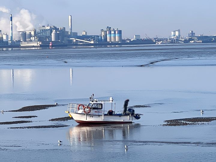 [서천=뉴시스] 4일 오전 8시 13분께 서천군 장항신항 남서쪽 0.2해리 해상에서 1.79t급 선박이 좌주됐다.(사진=보령해양경찰서 제공) 2026.03.04. photo@newsis.com *재판매 및 DB 금지