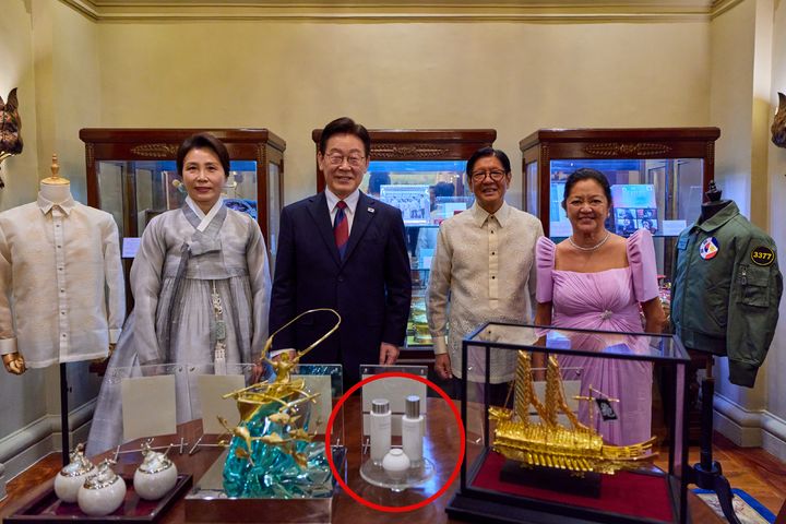 [마닐라=뉴시스] 최동준 기자 = 필리핀을 국빈 방문 중인 이재명 대통령과 김혜경 여사가 지난 3일(현지 시간) 마닐라 말라카냥 궁에서 페르디난드 로무알데즈 마르코스 주니어 대통령과 부인 루이즈 아라네타 마르코스 여사와 선물 교환식 후 기념촬영을 하고 있다. (공동취재) 2026.03.04. photocdj@newsis.com *재판매 및 DB 금지