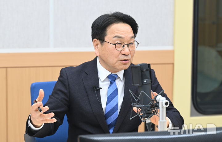 [광주=뉴시스] 변재훈 기자 = 사상 첫 전남광주통합특별시장을 뽑는 6·3지방선거에 출사표를 낸 강기정 광주시장이 4일 오후 전남광주통합특별시장 출마예정자 초청 릴레이 인터뷰에서 질문에 답하고 있다. 2026.03.04. (사진=뉴시스DB) photo@newsis.com 