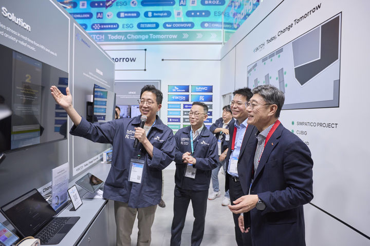 [바르셀로나(스페인)=뉴시스]정재헌 SK텔레콤 CEO(가 스페인 바르셀로나에서 열리고 있는 세계 최대 모바일 박람회 MWC26에서 국내 스타트업 대표들을 만나 ‘AI 동반자’가 될 것을 약속했다. 정재헌 CEO(오른쪽 첫번쨰)가 스타트업 15곳 대표들과 런치 미팅을 갖고 있는 모습. (사진=SKT 제공) *재판매 및 DB 금지