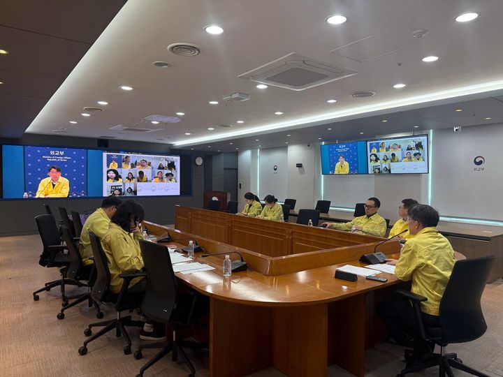 [서울=뉴시스] 중동 상황 및 재외국민보호 관련 본부-공관 합동 상황점검회의. (사진=외교부 제공) 2026.03.04 *재판매 및 DB 금지