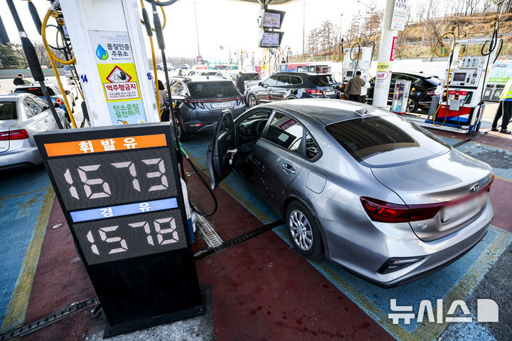 [서울=뉴시스] 정병혁 기자 = 미국과 이란의 무력충돌 속에 이란이 호르무즈 해협을 봉쇄하면서 국제 유가가 급등하고 있는 가운데 4일 서울시내 한 주유소를 찾은 시민들이 주유를 하고 있다 .2026.03.04. jhope@newsis.com