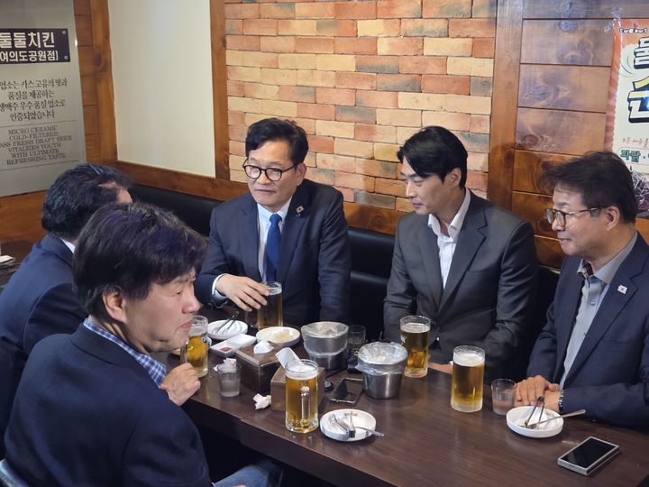 [서울=뉴시스] 권신혁 기자=더불어민주당 한준호 의원과 송영길 전 대표, 김용 전 민주연구원 부원장은 4일 서울 여의도의 한 치킨집에서 만찬 회동을 했다. 염태영 의원과 이한주 경제인문사회연구회 이사장도 자리했다. 2026.03.04. innovation@newsis.com *재판매 및 DB 금지