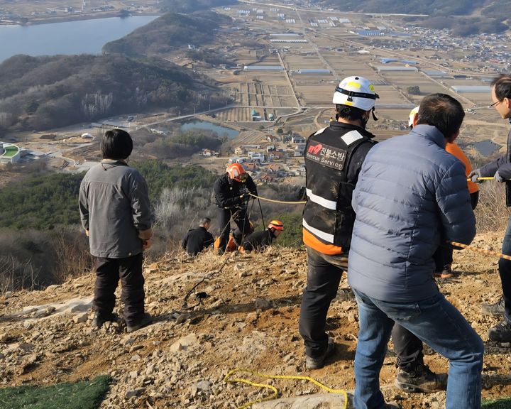 [임실=뉴시스] 4일 전북 임실군 신덕면 경각산에 위치한 패러글라이딩 활공장에서 활공을 준비하던 50대 남성이 10m 아래 비탈면으로 추락해 소방대원들이 구조 작업에 나서고 있다. (사진=전북특별자치도소방본부 제공) 2026.03.04. photo@newsis.com *재판매 및 DB 금지