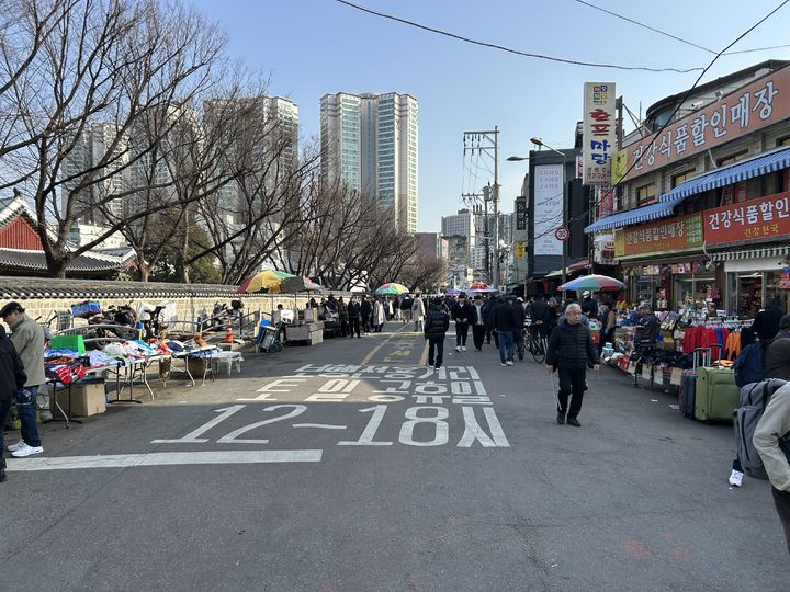 [서울=뉴시스] 서울 종로구 동묘 일대 거리에서 시민들이 노점과 상점을 둘러보고 있다. 문준호 인턴기자 *재판매 및 DB 금지