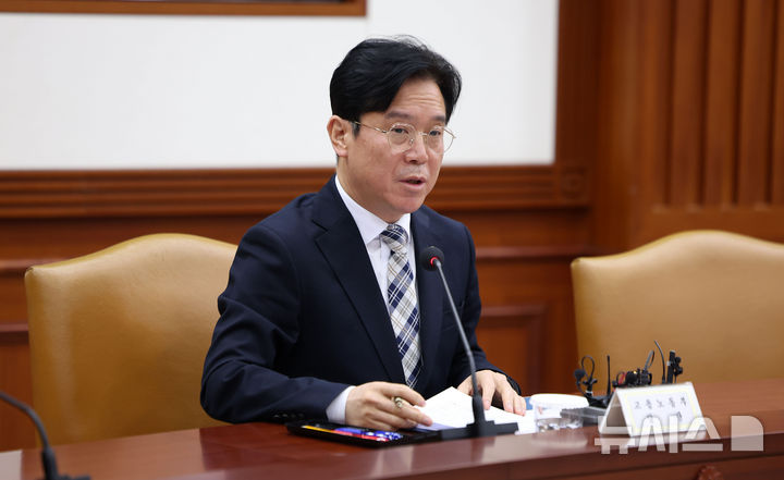 [서울=뉴시스] 김선웅 기자 = 김영훈 고용노동부 장관이 4일 서울 종로구 정부서울청사에서 열린 개정 노동조합법 시행 관련 관계장관회의에서 발언하고 있다. 2026.03.04. mangusta@newsis.com