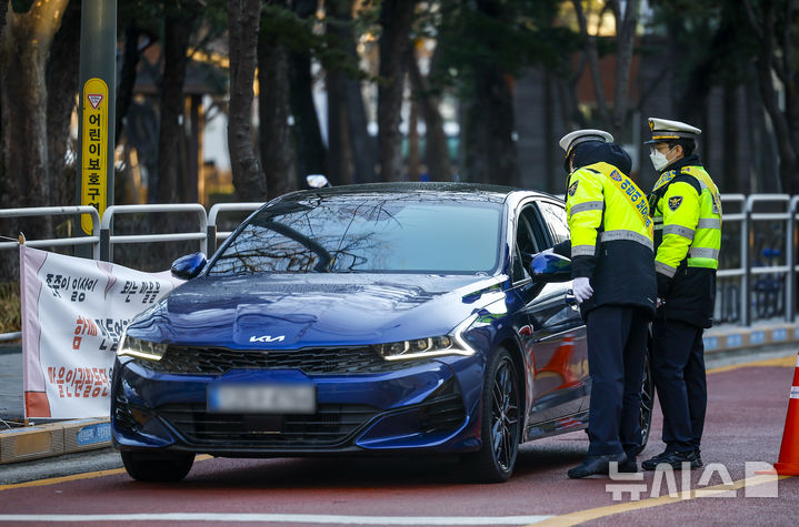 [서울=뉴시스] 정병혁 기자 = 4일 서울 강남구 서울영희초등학교 인근에서 수서경찰서 경찰관들이 음주운전 차량을 적발하고 있다. 2026.03.04. jhope@newsis.com