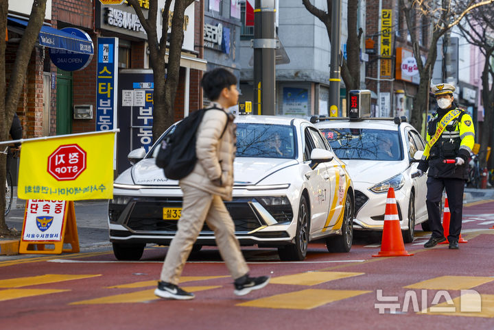 [서울=뉴시스] 정병혁 기자 = 지난 4일 서울 강남구 서울영희초등학교 인근에서 수서경찰서 경찰관들이 스쿨존 음주운전 단속을 하고 있다. 2026.03.04. jhope@newsis.com