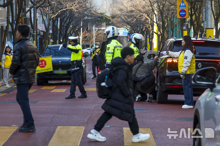 [서울=뉴시스] 정병혁 기자 = 4일 서울 강남구 서울영희초등학교 인근에서 수서경찰서 경찰관들이 스쿨존 음주운전 단속을 하고 있다. 2026.03.04. jhope@newsis.com