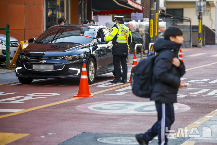 [서울=뉴시스] 정병혁 기자 = 4일 서울 강남구 서울영희초등학교 인근에서 수서경찰서 경찰관들이 스쿨존 음주운전 단속을 하고 있다. 2026.03.04. jhope@newsis.com